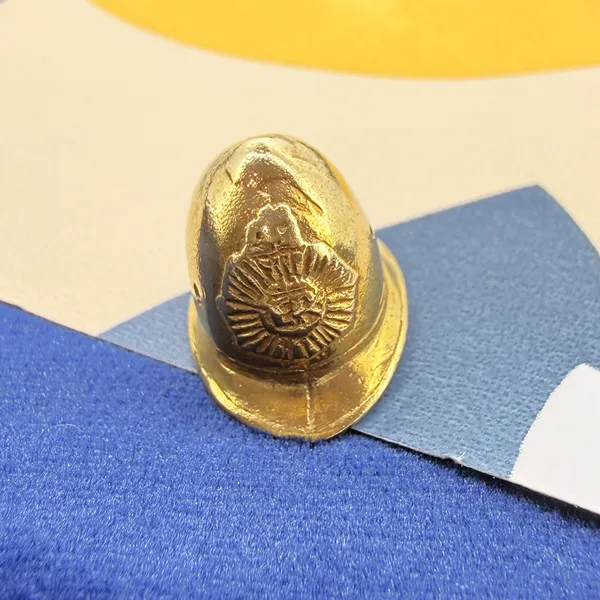 London 1972! 9ct Yellow Gold Policeman's Helmet Charm — image 5
