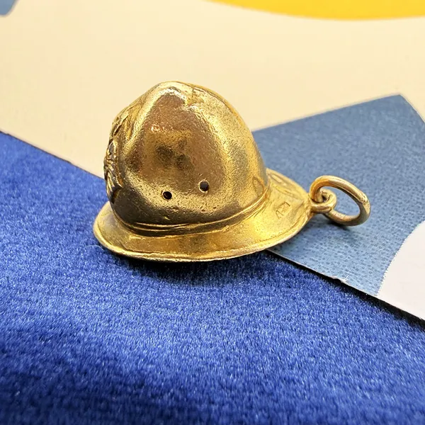 London 1972! 9ct Yellow Gold Policeman's Helmet Charm — image 6