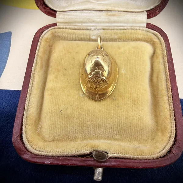 London 1972! 9ct Yellow Gold Policeman's Helmet Charm