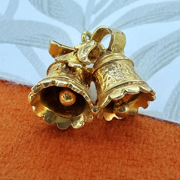 London 1968! 9ct Yellow Gold Wedding Bells Charm — image 6