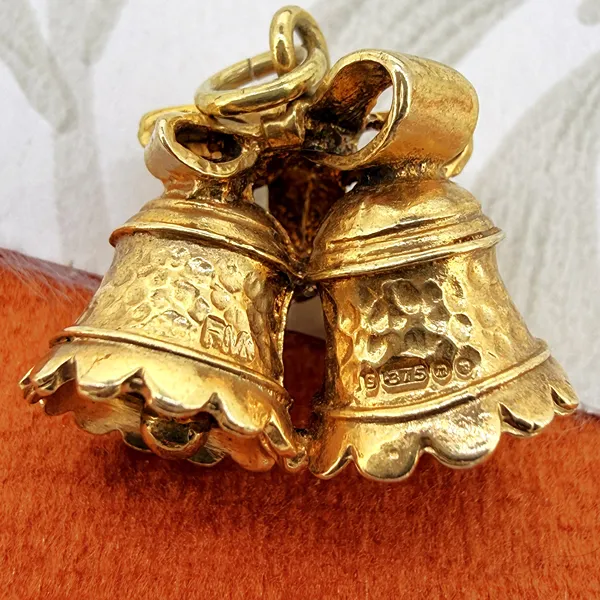 London 1968! 9ct Yellow Gold Wedding Bells Charm — image 8