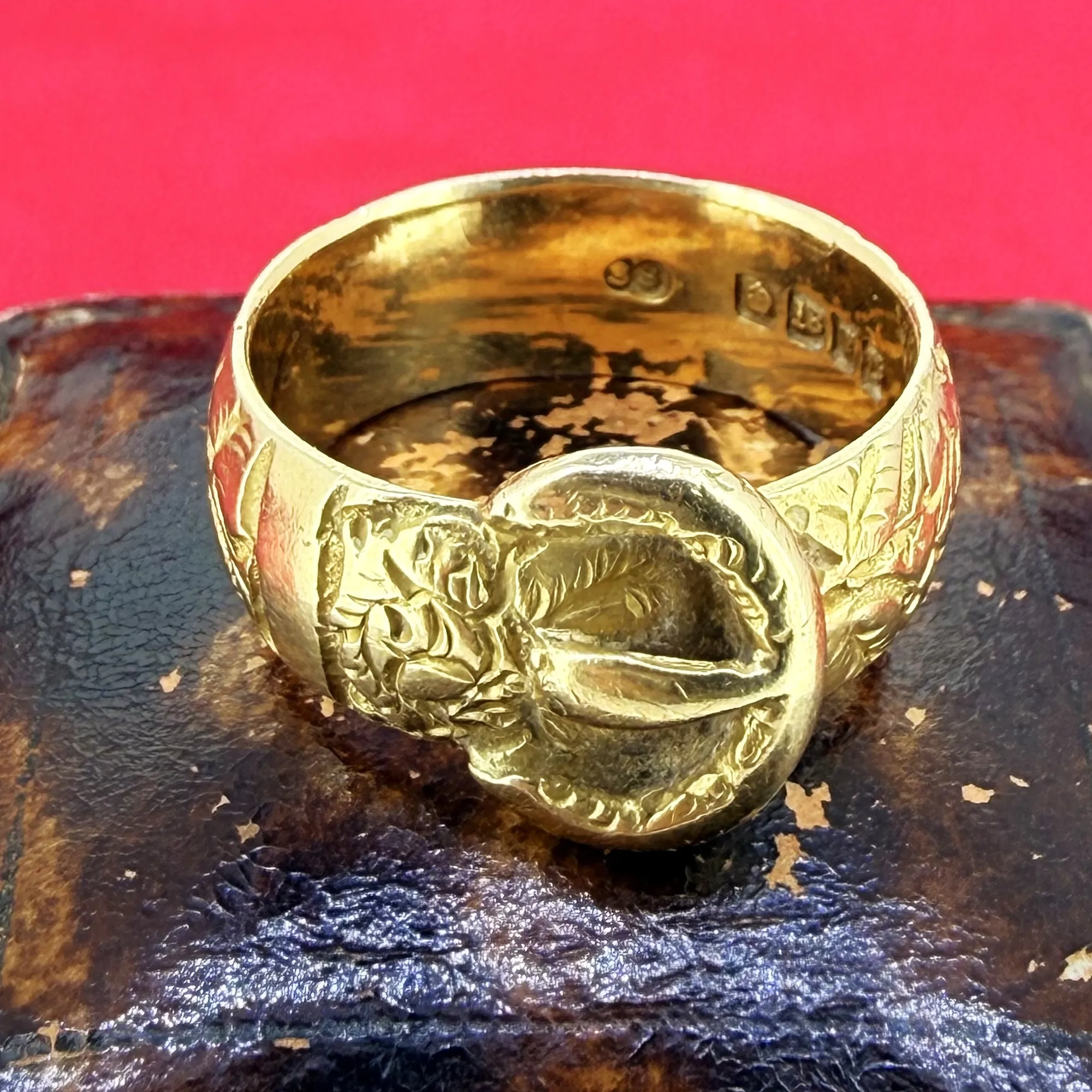 18ct Yellow Gold Hand Engraved Buckle Ring, London 1918 — image 4