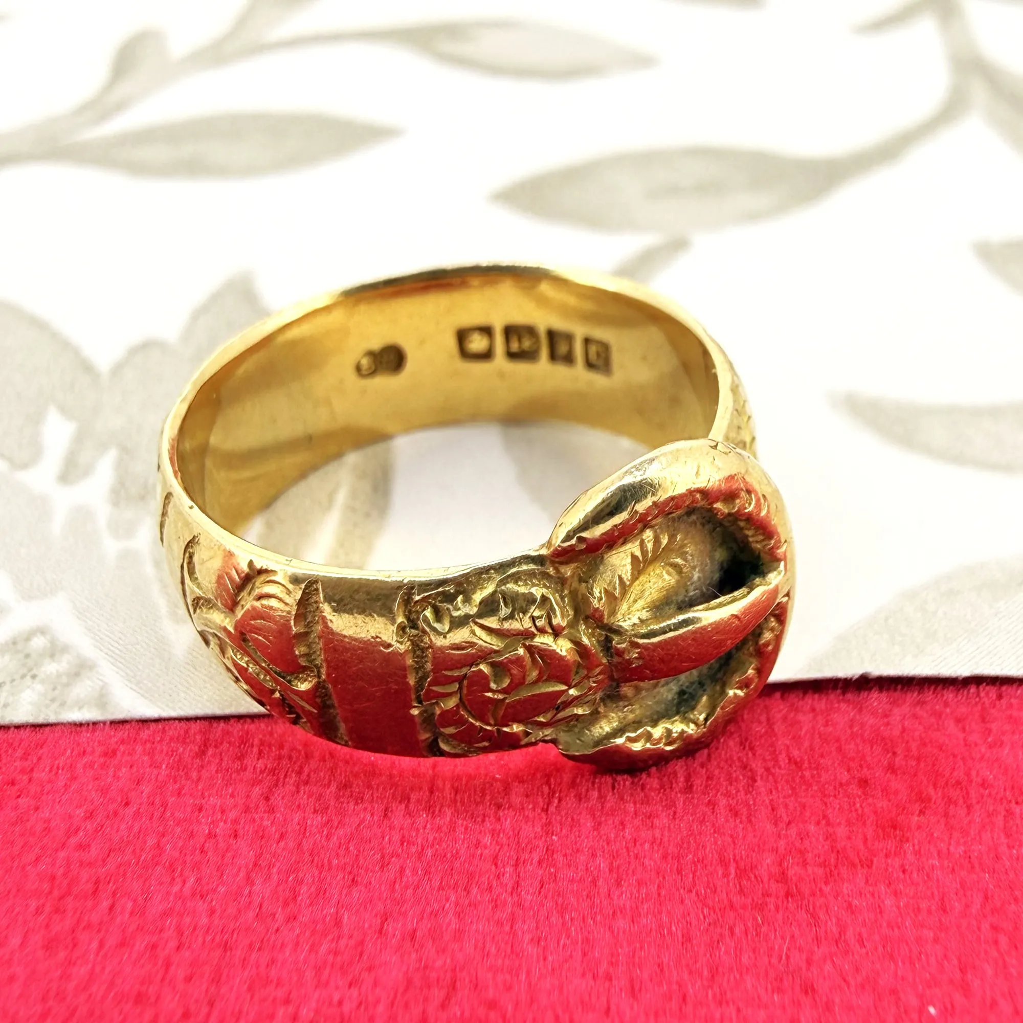 18ct Yellow Gold Hand Engraved Buckle Ring, London 1918 — image 7
