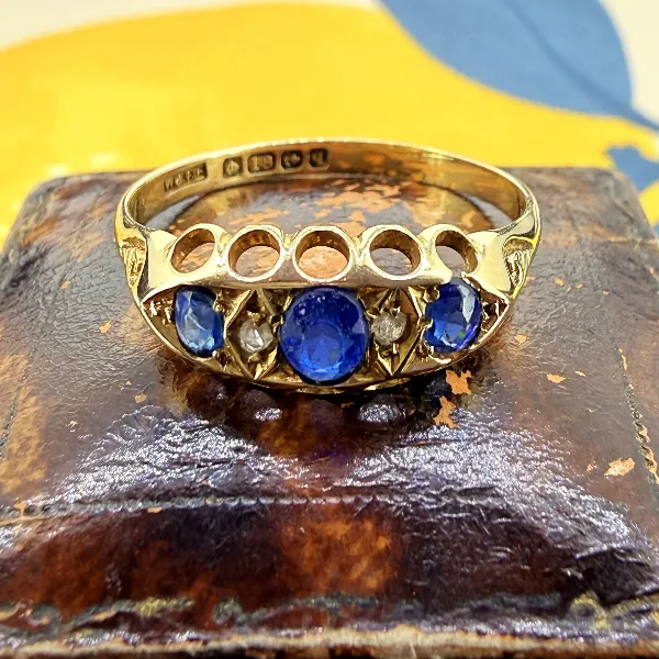 Birmingham 1915! Antique Edwardian 18ct Gold Sapphire & Diamond Boat Ring — image 4
