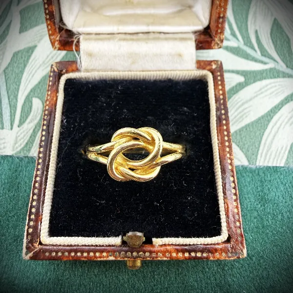 London 1973! 18ct Yellow Gold Love Knot Ring