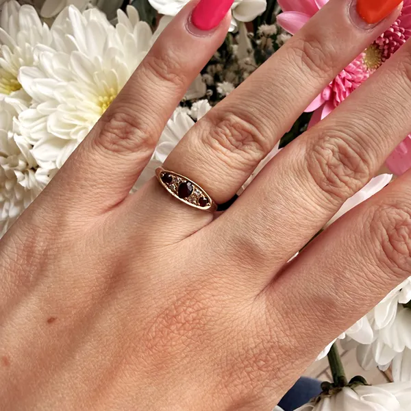 Birmingham 1992! Vintage 9ct Yellow Gold Garnet and Diamond Ring — image 11