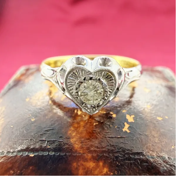 Birmingham 1992! Vintage 18ct Gold Diamond Heart Ring — image 4