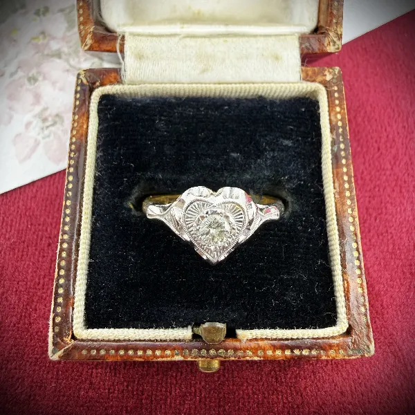 Birmingham 1992! Vintage 18ct Gold Diamond Heart Ring